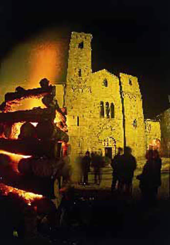 L'Abbazia di San Salvatore durante le fiaccole di Natale