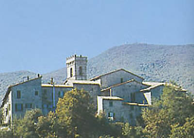 Vista di Abbadia SAn Salvatore con la montagna sullo sfondo